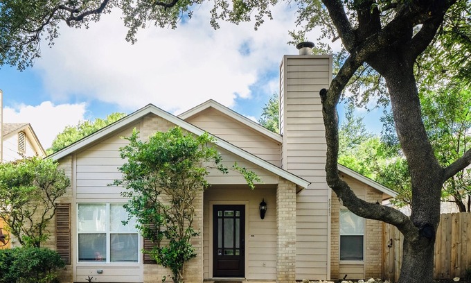 Woodridge House | Great location with everything you need!