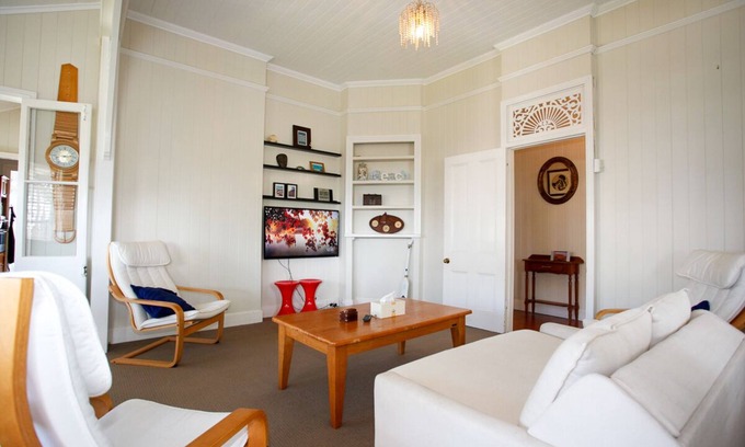 Manly House | Great Manly Qld’er with views, walk to water and wifi