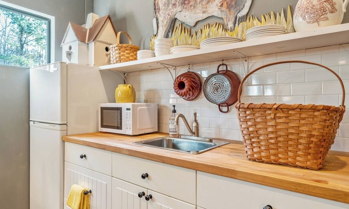 Jacksonville House | Great one room with mini kitchen, full bath, between Tyler and Jacksonville