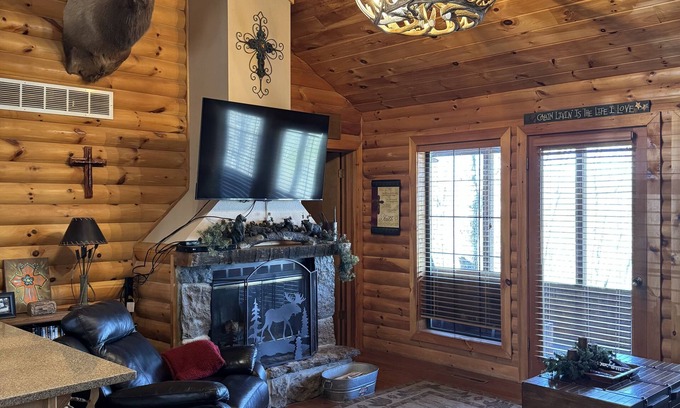 Notch Estates Cabin | Great Outdoors Cabin - Screened Porch. 10 Min to Branson-10 Min to SDC