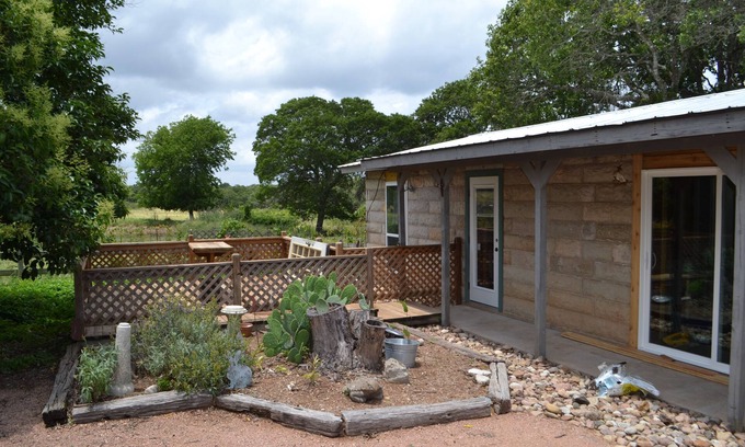 Fredericksburg House | Great reviews,secluded,jacuzzi tub,full kitchen,deck area,pet friendly,WiFi