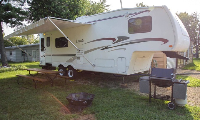 Buffalo City House | Great RIver Road 5th Wheel RV with campsite and full hookup on Mississippi backwaters