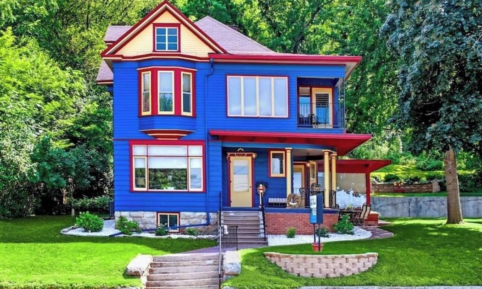 Fountain City House | Great River Road - Victorian Historic Home (1898)