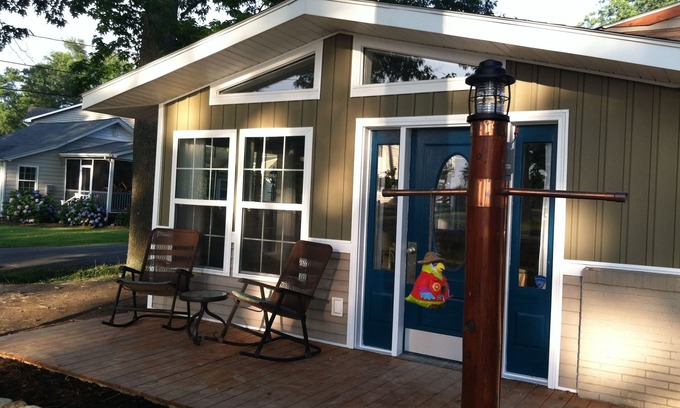 Colonial Beach House | Great River Views, walk to Beach !