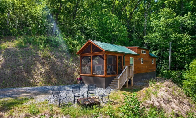 Bryson City Cabin | Great Smoky Mountain Tiny House Log Cabin "Cedar Heights"