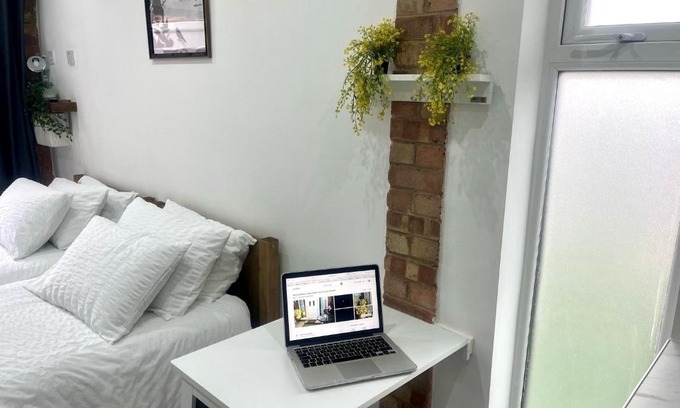 Luton Apartment | Great Studio near Airport - SUPER HOST 2 YEARS RUNNING!