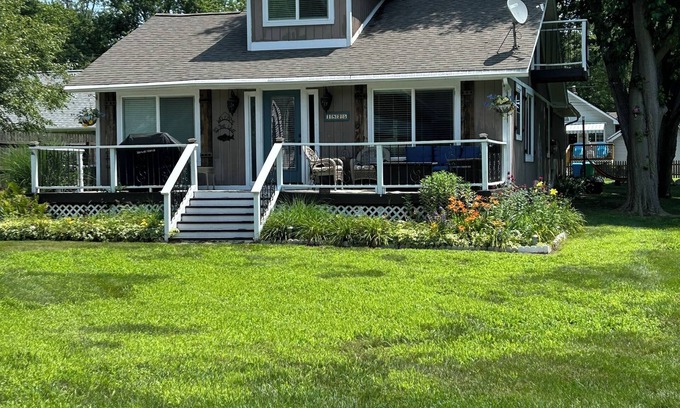 Commerce Township House | Great Location! open floor plan SLEEPS 10 sandy beach and Island