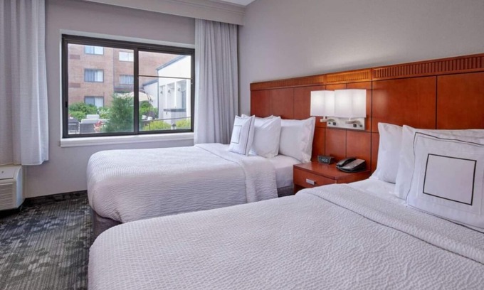 Eden Prairie Hotel | Great Value, Quality Stay! Pets Allowed with Fee, Indoor Swimming Pool!