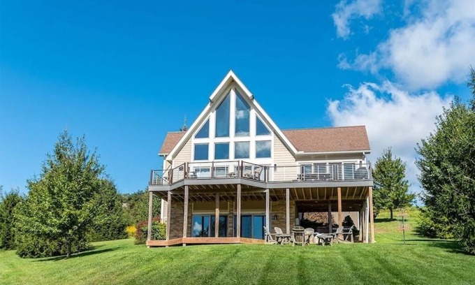 Waterfront Greens House | Great VIEWS! 10 mins to WISP, boat dock, hot tub, dog friendly, golf course.