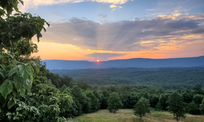 Strasburg Cabin | Great views, hike onsite, work remotely, huge smart TVs & hot-tub