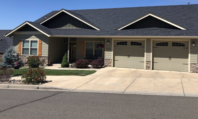 Eagle Point House | Great view’s of the Rogue Valley from the deck, pool & hot tub!