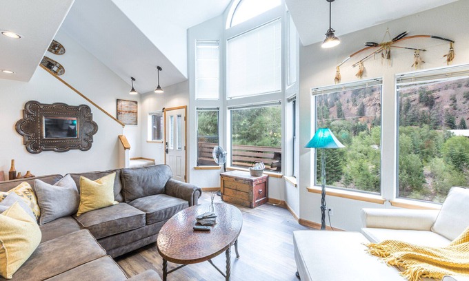 Ouray Condo | Great Views-Sleeps 8-Private Deck-Walk to Main St