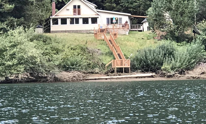Scottsburg Cabin | Great Vintage 2500sq ft. country cabin amazing river front setting!