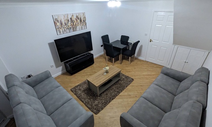 Little Hay House | Greatmindz Abode - 3 bedroom townhouse close to airport, NEC, train station