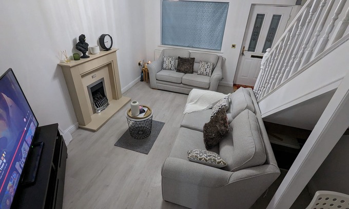 Walsall House | Greatmindz's home away from home Semi-detached house with 2 king size bedrooms