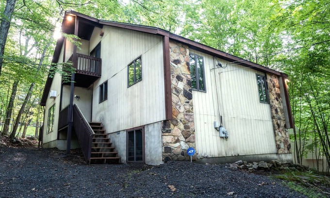 Bushkill House | GreatRoom, soaring ceilings, window walls,F/Place Just what you are looking for.