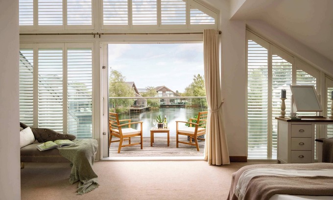 Ampney Crucis House | Grebe Lodge | Cotswold Lakehouse & Hot Tub