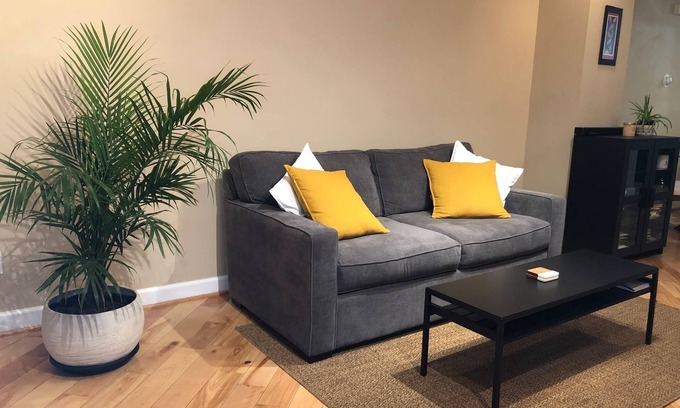 Downtown Baltimore House | Greek Food, Best Nights Sleep-Hotel Mattress, Black Out Curtains, Free Parking