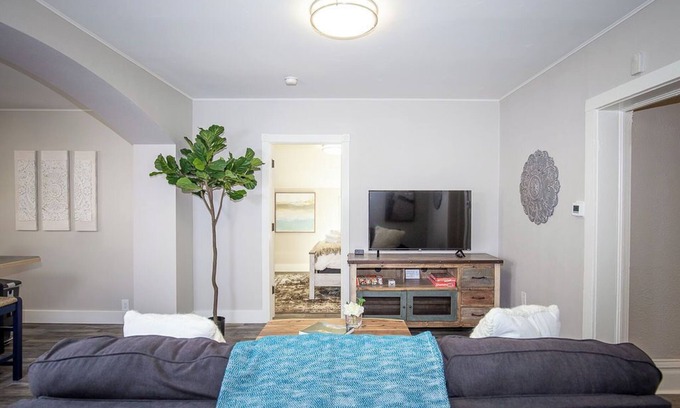 Greeley House | Greeley Station | UNC Retreat w/Fire Pit & Bikes