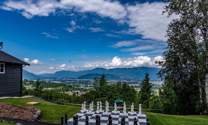 Promontory House | Green Acres - Hot Tub/Arcade/Theatre/Golf Green/Life Size Chess & More