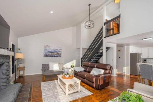 Green Bay House | Green Bay Cozy home, 3 bed rooms, 6 beds, 2 bath