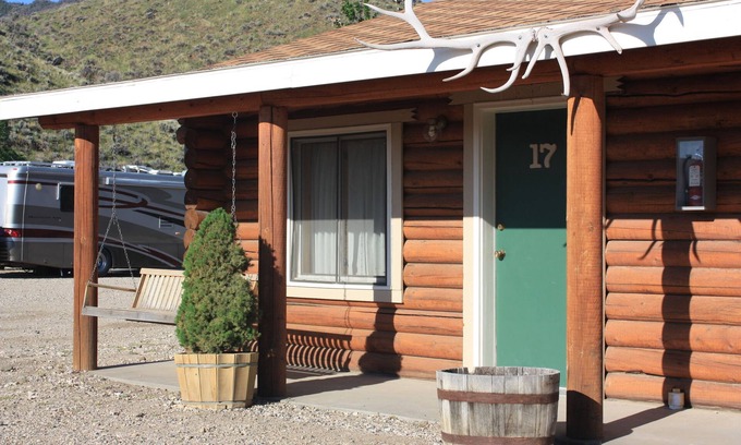Wapiti Hotel | Green Creek Inn and RV Park