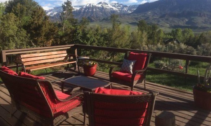 Wapiti House | Green Creek Retreat, panoramic mountain views, close to Yellowstone National Park, pet friendly!