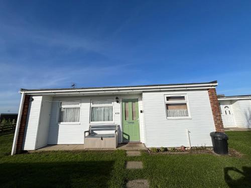 Scratby Ski Chalet | Green Farm, Three Bedroom chalet, pet friendly, FREE WiFi, FREE entry to clubhouse, FREE pool passes plus bed linen and towels included