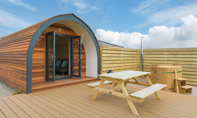 St. Buryan Cottage | GREEN FIELDS, romantic, with hot tub in St Buryan