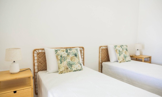Vila Baleira House | Green House Beach Side Oasis