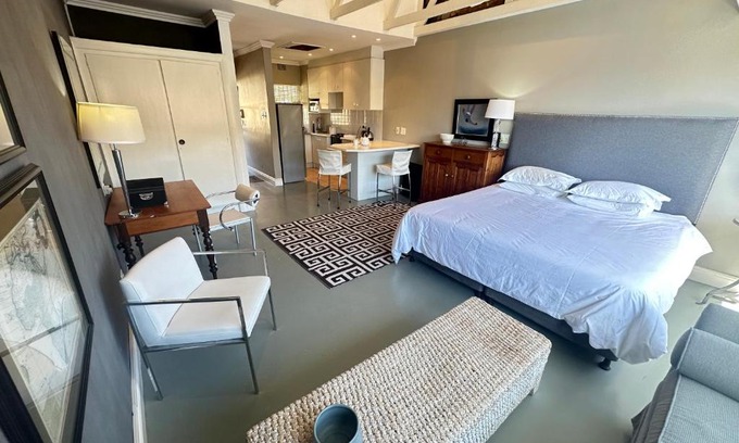 Three Anchor Bay Apartment | Green Point Self Catering Studios