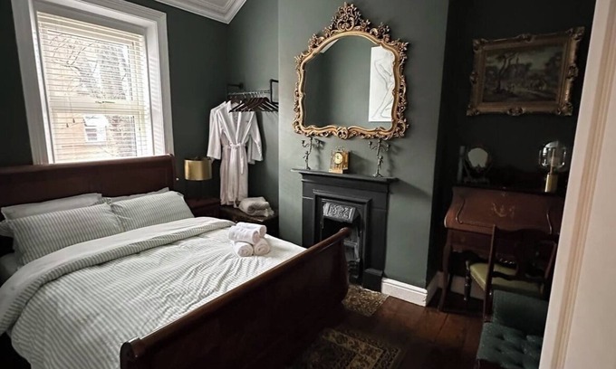 Phibsborough Cabin | Green room - at The Royal Lodge Dublin