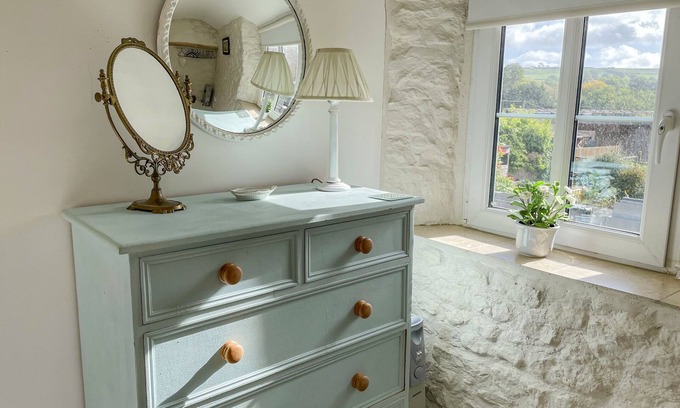 Batcombe Cottage | GREENHILLS COTTAGE, pet friendly, character holiday cottage in Bruton