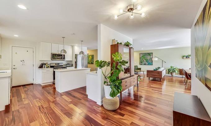 Evanston Condo | Greenhouse Inn, Evanston Northwestern Loyola Chicago. Kid Friendly w/parking