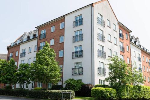 Warrington Apartment | Greenings Apt Warrington - 2 Bed with FREE off road Parking & Wifi