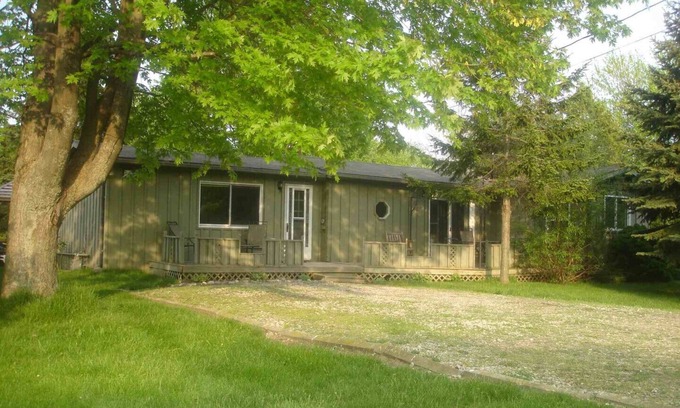 Zurich Cottage | Greenlodge Cottage - Grand Bend, Ontario, Canada