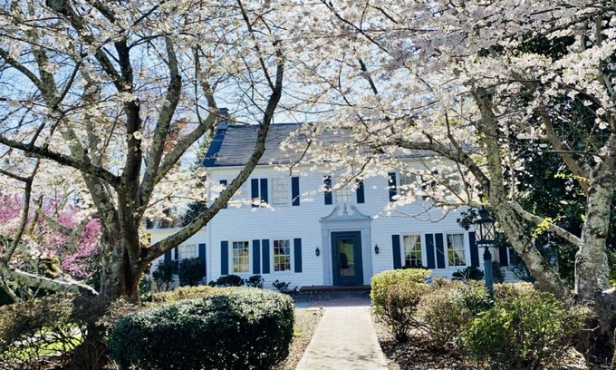 High Point House | Greenway Manor Updated 6BR Historic Luxury Close to HPU and Furniture Market