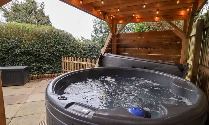 Little Malvern House | GREENWAYS, pet friendly, with hot tub in Malvern