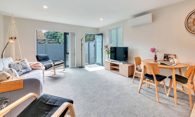 Newton House | Greenwich Townhouse with Parking and Air-Con