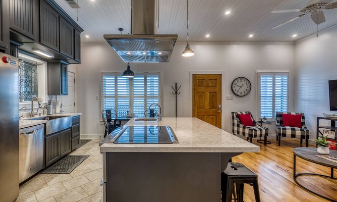 Burton House | Greenwood Acres Guesthouse near all things Round Top