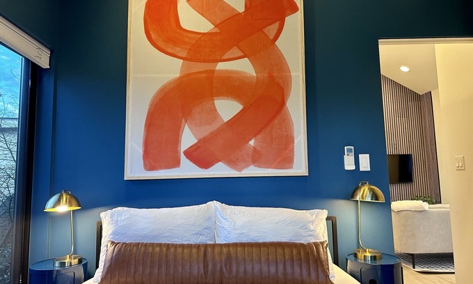 Phinney Ridge Apartment | Greenwood Getaway - Modern and New, Walk to Shops