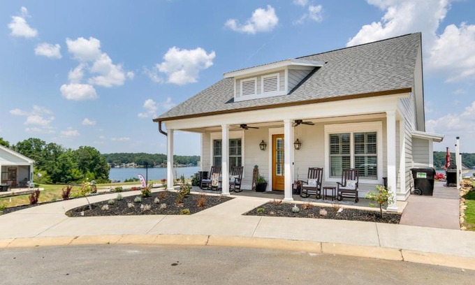 Greenwood House | Greenwood Getaway with Furnished Patio and Lake View