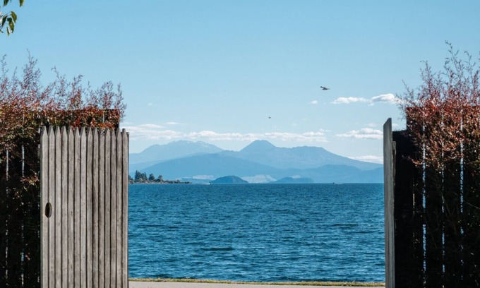 Hilltop Villa | Greenwood Lodge at Lake Taupo | Lakeside Escape w/Beach, Lawn & Mooring