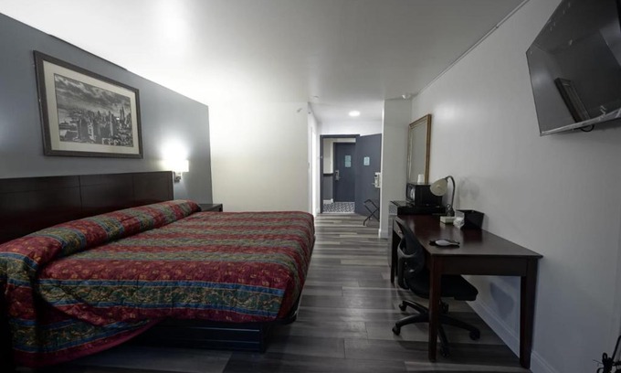 Berlin Hotel | Greenwoods inn & Suites