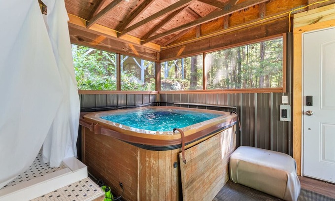 Shirley House | Greers Ferry Lakefront – Hot Tub + Bunk House