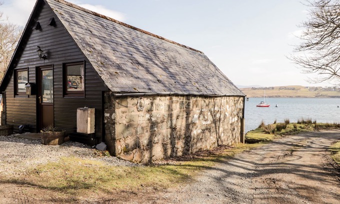 Greshornish Apartment | GRESHORNISH BOATHOUSE, pet friendly, with open fire in Dunvegan