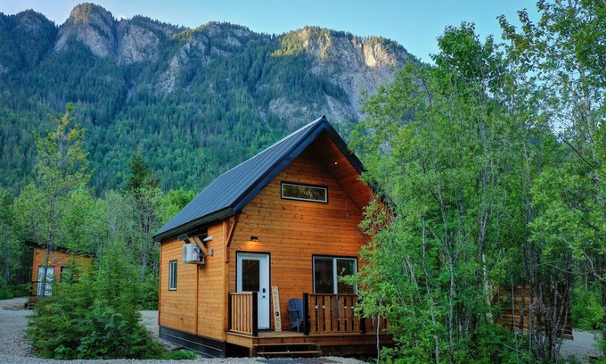 Revelstoke Cabin | Grey Lodge - Alpha Mountain Lodging + Sauna