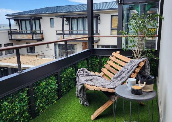 Knysna Central Apartment | Grey on Gray the Gallery
