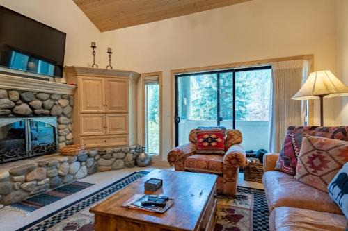 Warm Springs House | Greyhawk Condo 07
