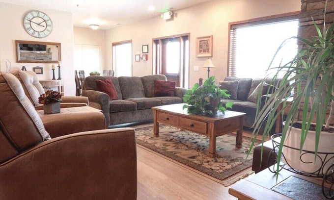 Heyburn House | Greystone Crossing Suite #5